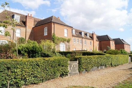 Townhouse with shared Indoor swimming pool & gym