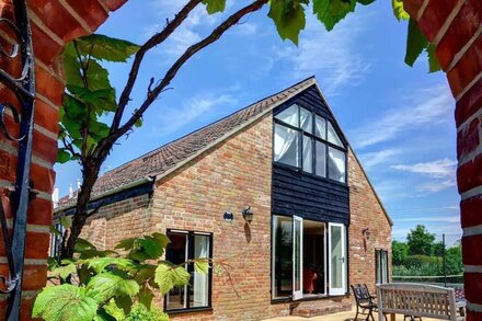 East Green Farm Cottages - The Dairy - sleeps 6 guests  in 3 bedrooms