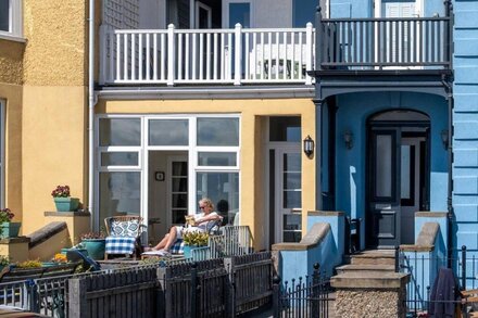 Crag’s Nest  -  Seafront/Sea View Apartement - sleeps 4 guests  in 2 bedrooms