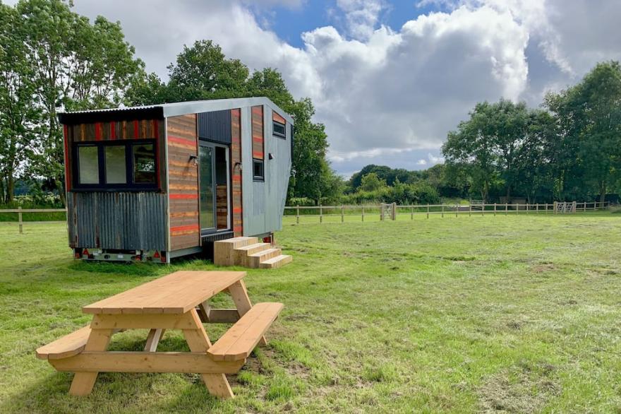 Fox Tiny House is a wonderful place to escape to with all the home comforts you can imagine! A king-