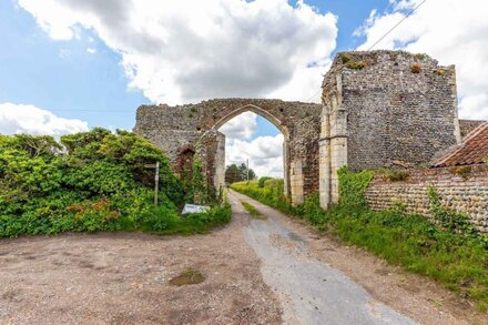 Abbey Farm Cottage | Walking distance to the beach!