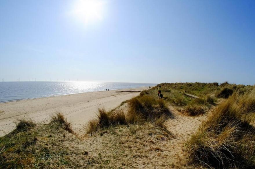 Brilliant 4 Berth Seaside Apartment In Great Yarmouth, Norfolk Ref 99005S