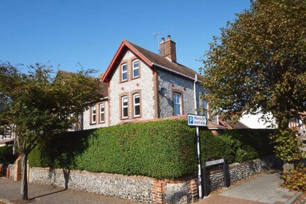 Morris House -  a house that sleeps 11 guests  in 6 bedrooms