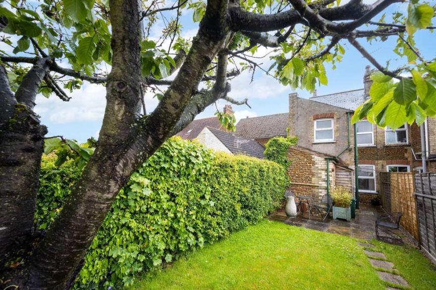 Located in a good central village location, within walking distance of the sea.