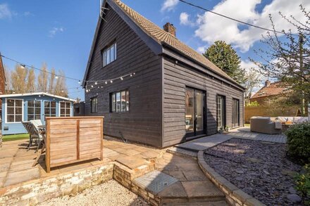 A delightful cottage conveniently located down a quite lane in the village