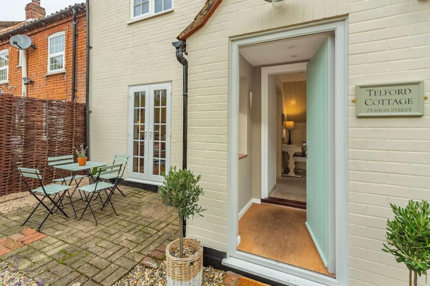 This charming cottage, quietly tucked away in a small loke just behind the high street of the pretty