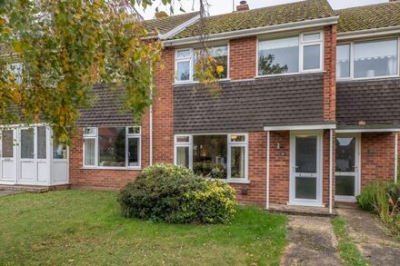 This comfortable 1960's mid-terrace is perfectly positioned to enjoy the best of North Norfolk. Mome