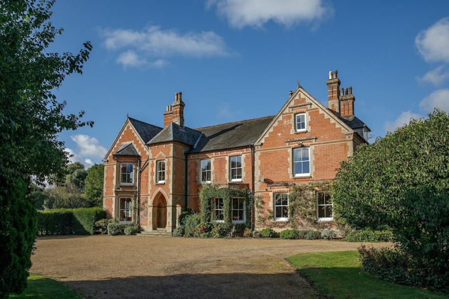 Saham Grove Hall - Large Manor House - Sleeps 22