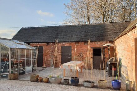 Foxes' Retreat:  Peak District S/C Farm Stay