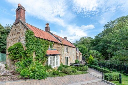 Sandsend - Gardeners Cottage - sleeps 4 guests  in 2 bedrooms