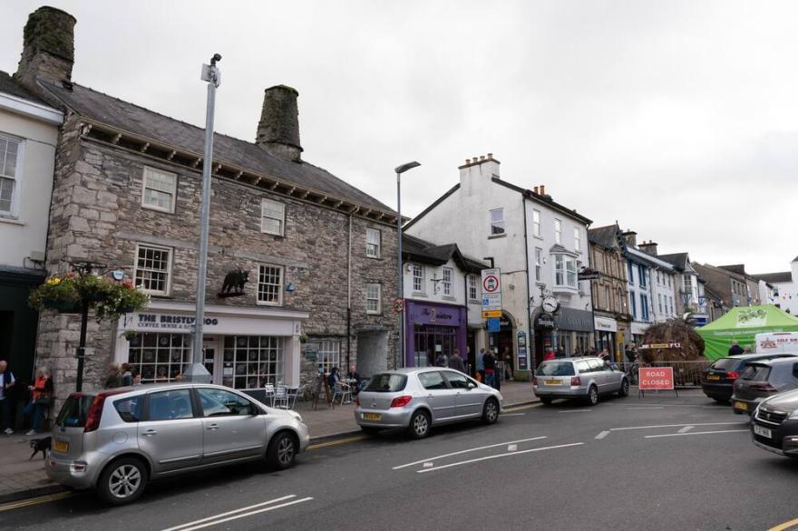 Library View Apartment -  Grade II Listed Town Centre Apartment With Parking