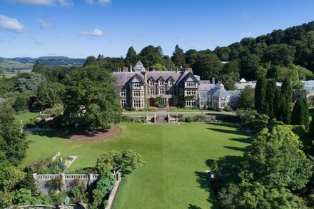 Lletty -  An historic three-storey Grade II stone holiday farmhouse dating from the 17th century