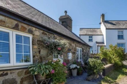 Boutique-style holiday cottage, beautifully decorated with wood burner & hot tub