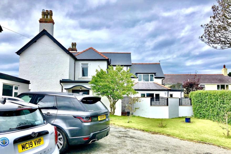Two 4 Or One 8 Bed Family House Sleeps 7/15 Close To Beach. Full Refurb Aug 2020
