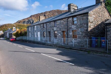 Homely cottage & garden with mountain-view.