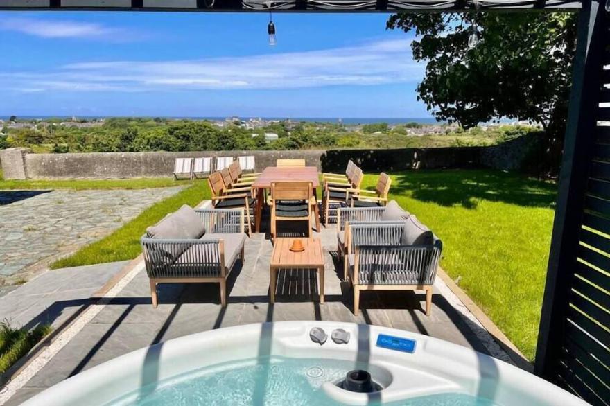 Luxurious Manor House with Sea Views - Sleeps 10