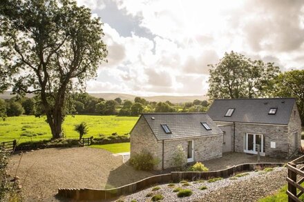 Stunning Converted Barn in peaceful countryside overlooking meadows & mountains