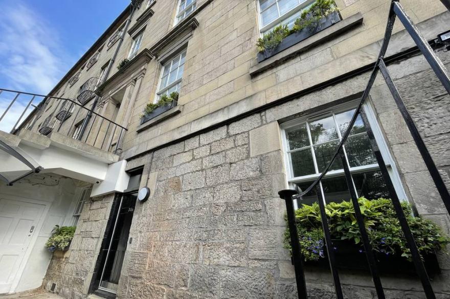 A Luxury 3 Bedroom Apartment With Private Entrance In The Centre Of Edinburgh