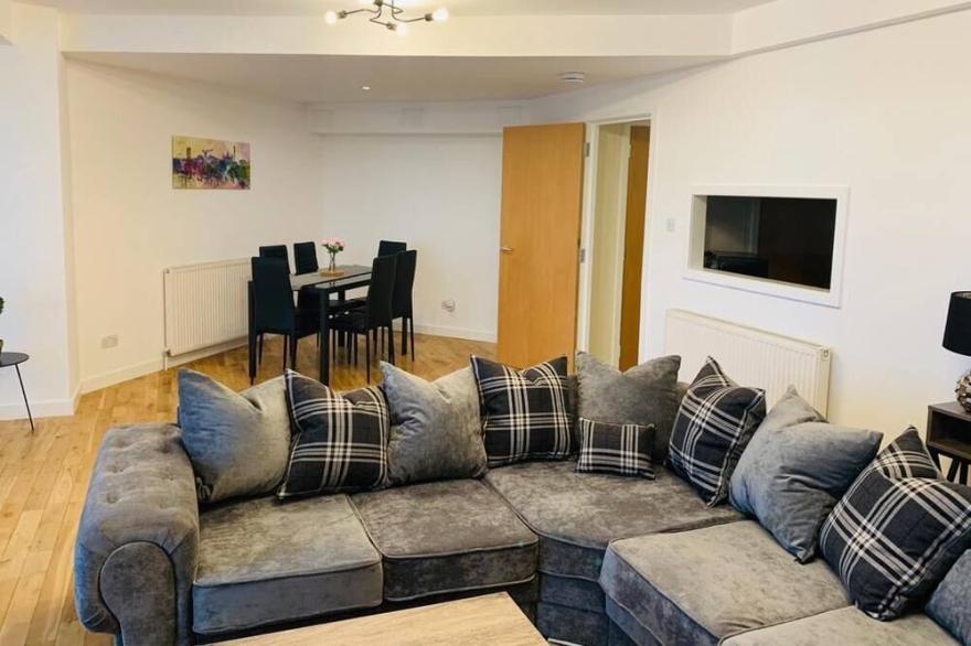 Modern 2 Bed Apartment, Close to Gla Airport & M8