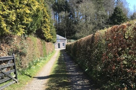 Charming Fully Refurbished Garden Cottage