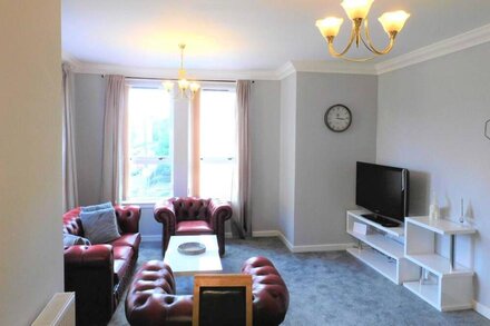 City Centre 2 bedroom apt, close to M8 & Tourist Attractions