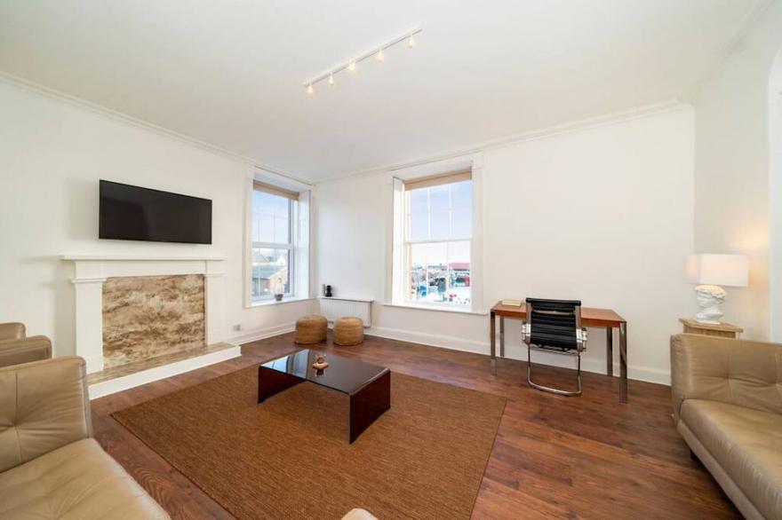 1 Shore - Stylish Harbour Side Town House