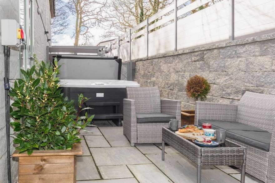 Penpoll: 2 bedroom cottage with private hot tub nr Falmouth/Helford River
