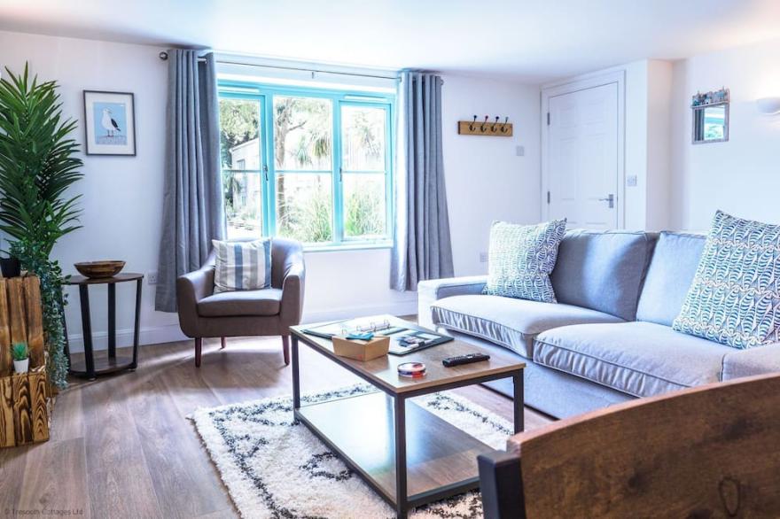 Penpoll: 2 bedroom cottage with private hot tub nr Falmouth/Helford River