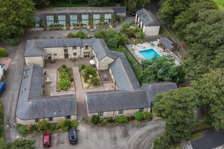 Coverack: contemporary 1 bed property, shared pool, nr Falmouth/Helford River