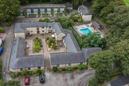 Helford: contemporary 1 bed property wtih shared pool nr Falmouth/Helford River