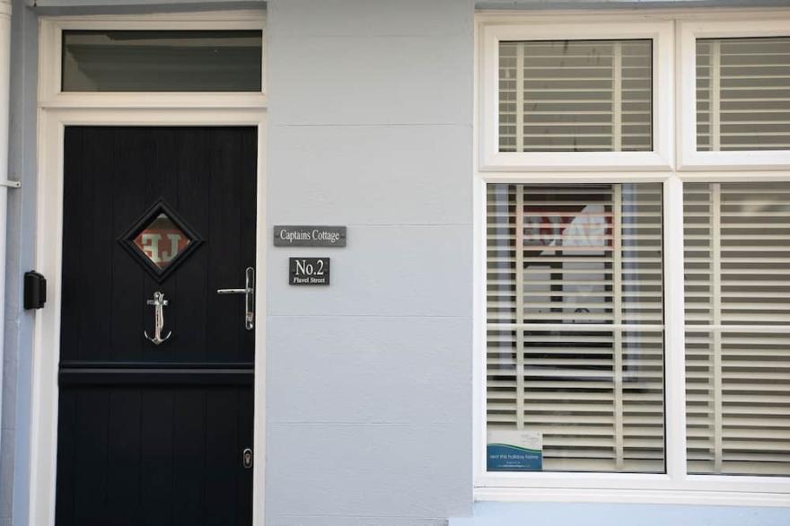 Stylish cottage, level location, in the heart of Dartmouth