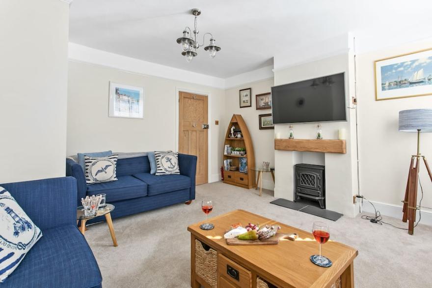 Stylish cottage, level location, in the heart of Dartmouth