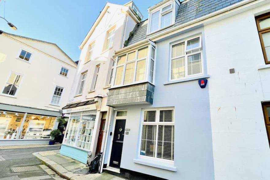 Stylish cottage, level location, in the heart of Dartmouth