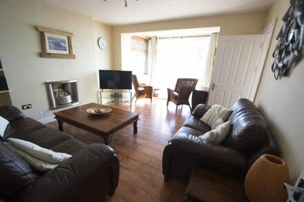 Gorgeous 2 bed apartment with large terrace overlooking Combesgate Beach