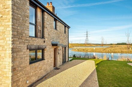 Lakeside property with spa access on a nature reserve