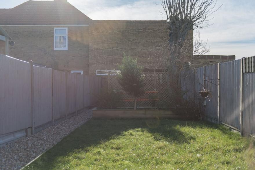 Elegant holiday home with long garden, a short walk to the beach, sleeping 6 guests