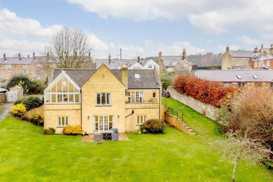 Dog Friendly Holiday Cottage In The Cotswolds With Cinema Room And Superb Garden - Landgate House