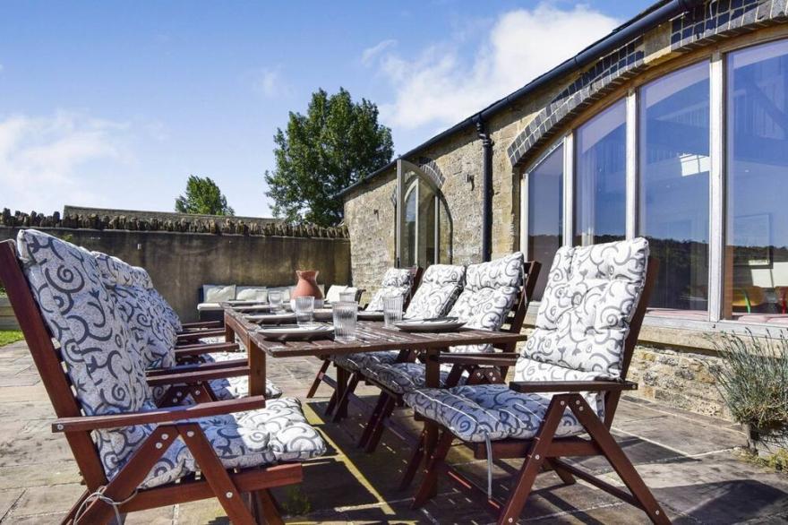 Oldbury Barn - sleeps 11 guests  in 4 bedrooms