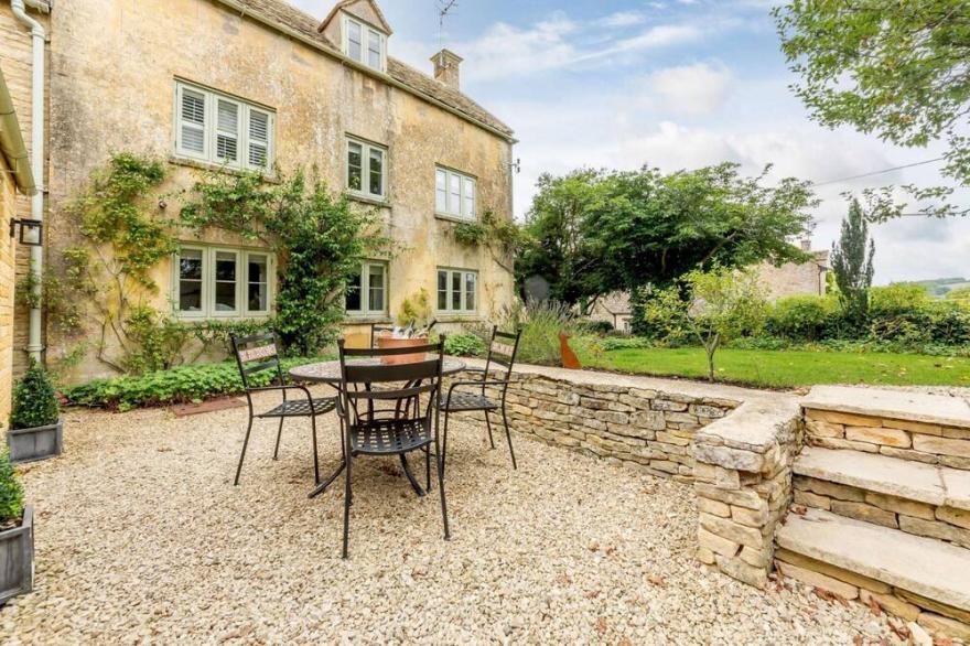 Spacious Pet Friendly Property In The Cotswolds - Laurel Tree Cottage