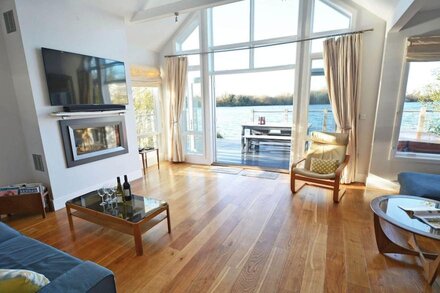 The Moorings - A stunning lakeside retreat in the Cotswold Water Park with hot tub