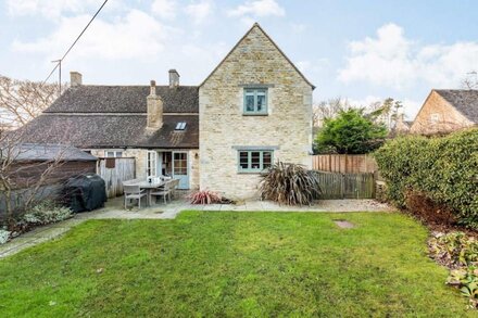 Family friendly holiday cottage in the Cotswolds with a superb garden - Winterberry Cottage