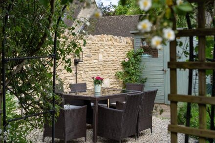 Beautifully presented dog friendly holiday cottage in the Cotswolds with a courtyard garden - Heath