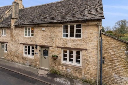 Farthingdales - sleeps 4 guests  in 2 bedrooms