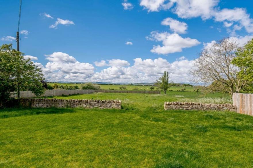 Superb, Expansive 5 Bedroom Former Farm House In Broadway - The Farmhouse