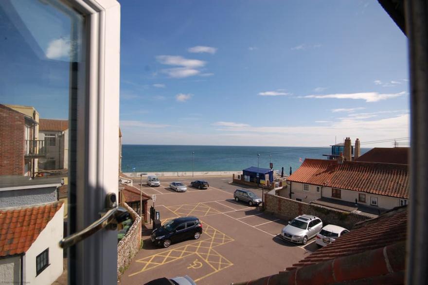 Crab Cottage - sleeps 4 guests  in 2 bedrooms