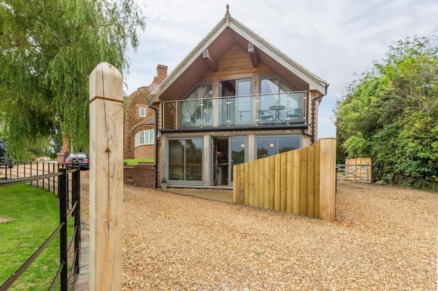 WOW! A Stunning, Romantic Norfolk Hideaway Just Made For Two. This Oak A-Framed Barn Not Only Sits I