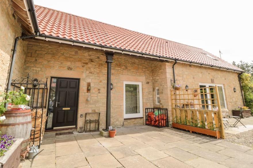 SARAH'S COTTAGE, pet friendly, luxury holiday cottage in Morpeth