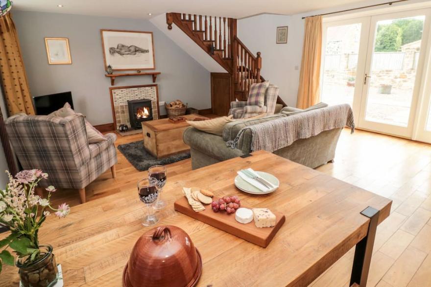 SARAH'S COTTAGE, pet friendly, luxury holiday cottage in Morpeth