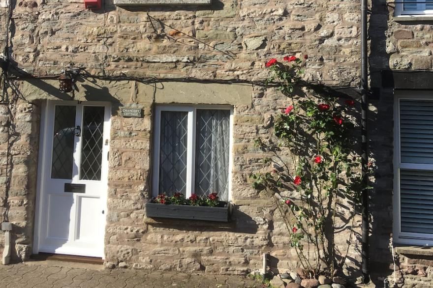 Perfectly located in centre of Hay, beautiful cottage, private parking & wifi.