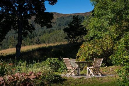 Award-winning cottage on beautiful Highland estate near Pitlochry with loch